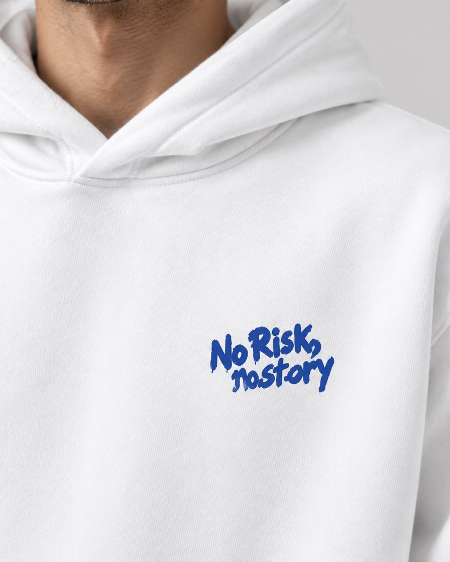 Hoodie Spoon Kid blanc NO TIME, gros plan du logo poitrine