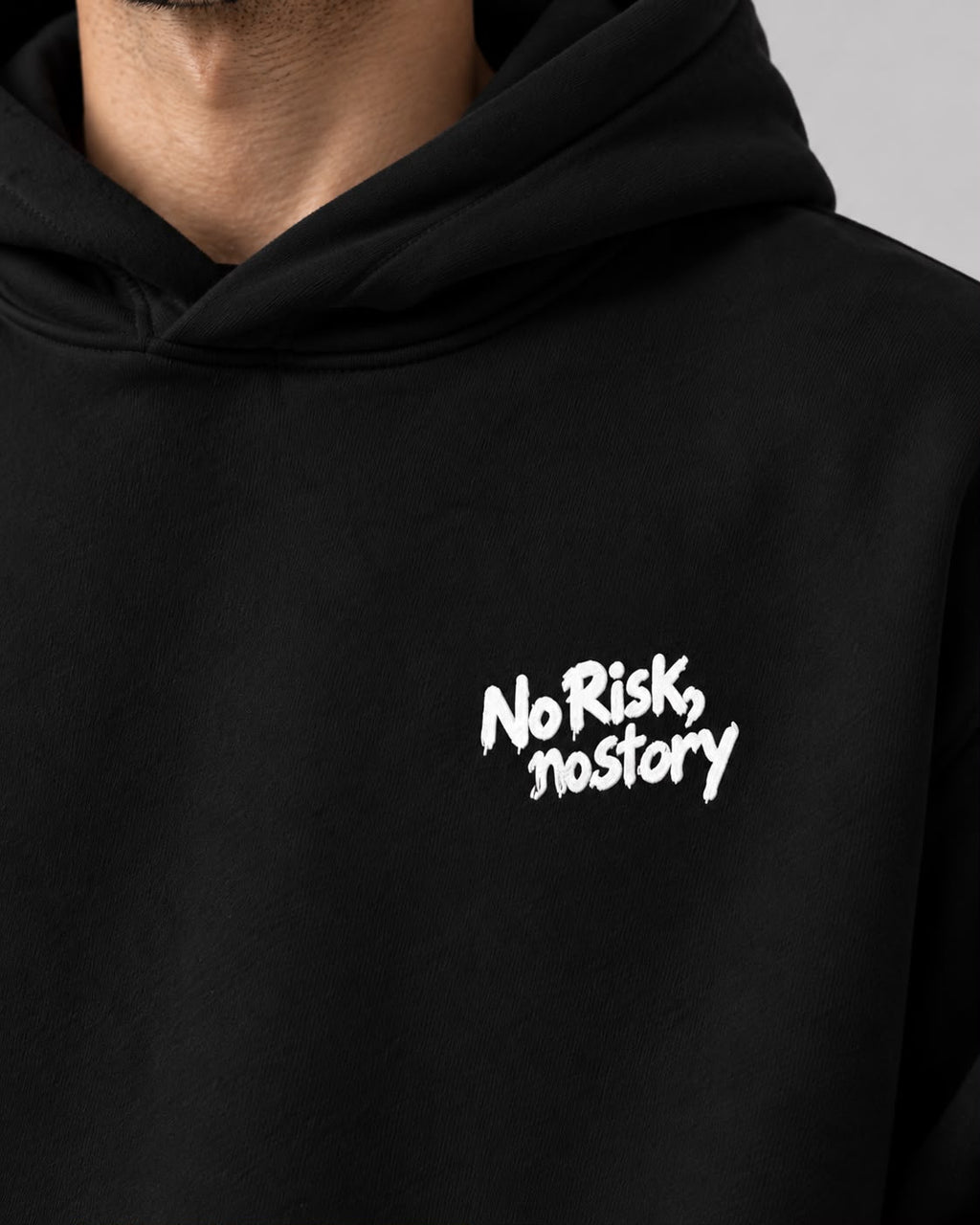 Hoodie Spoon Kid noir NO TIME, gros plan du logo poitrine