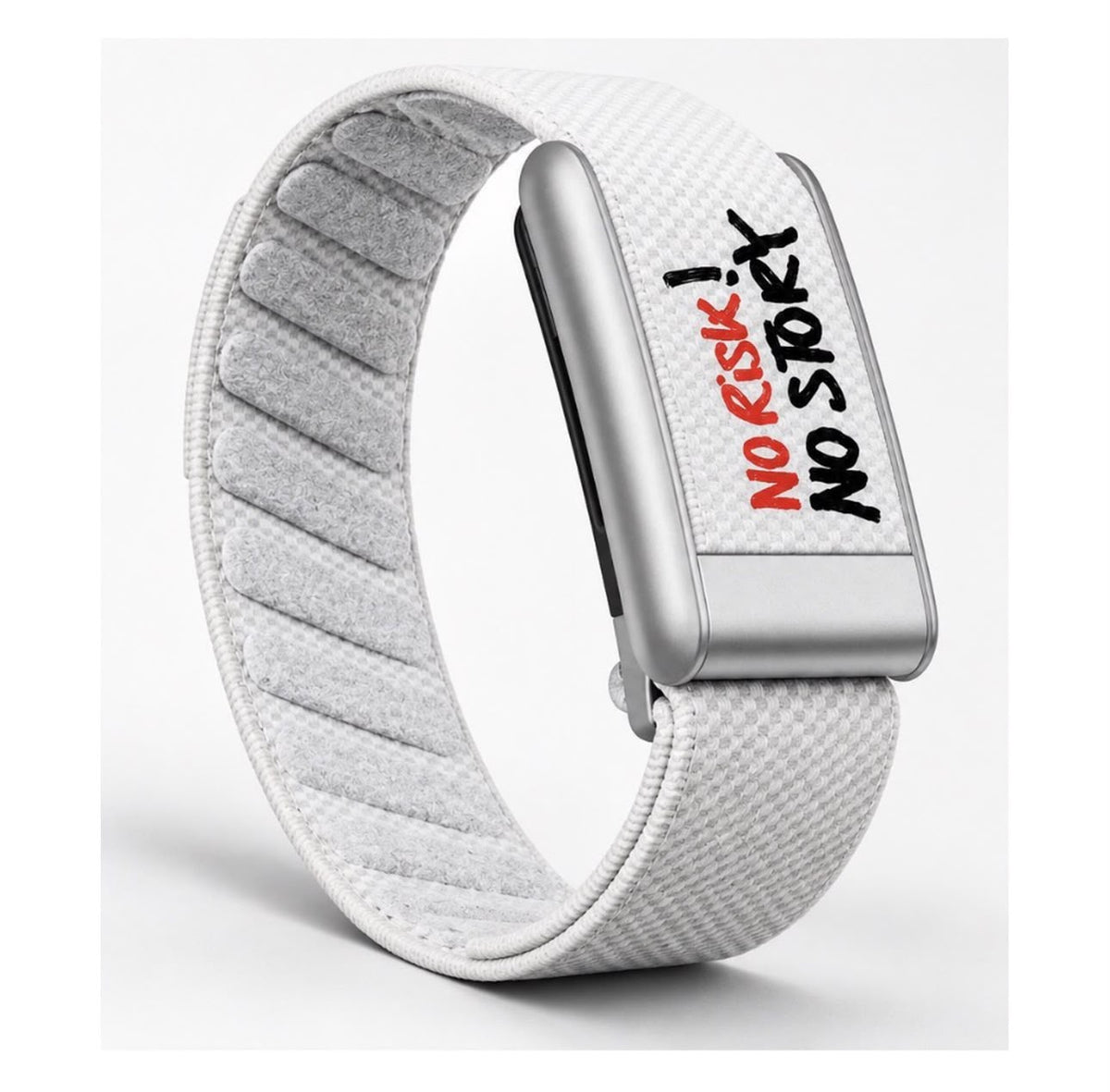 Bracelet NO TIME No Risk No Story blanc compatible WHOOP, vue trois-quarts
