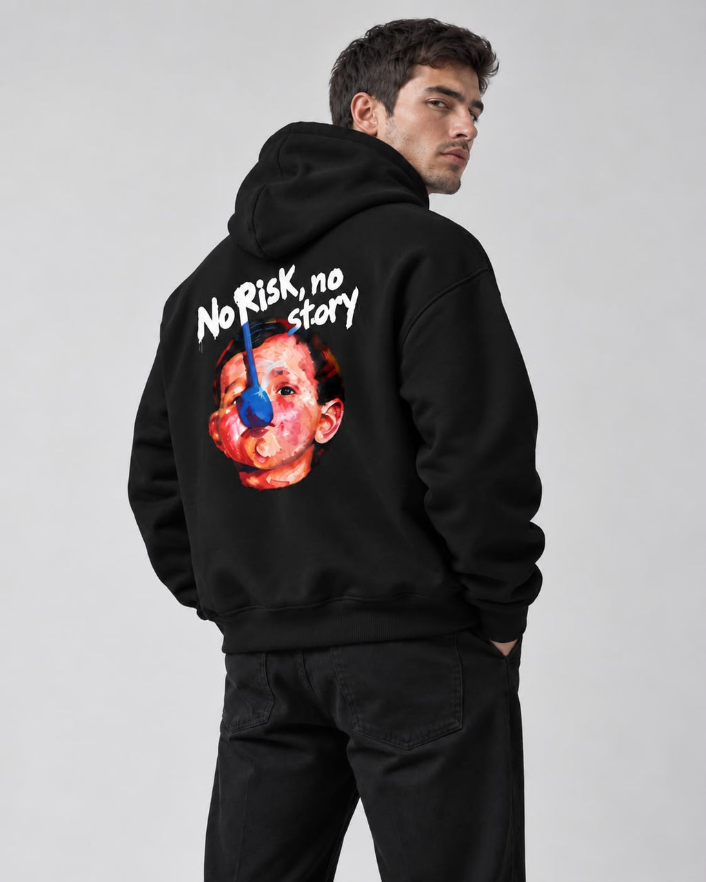 Hoodie Spoon Kid noir NO TIME, vue de dos trois-quarts portée